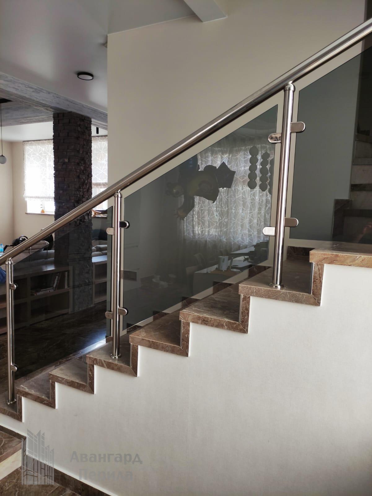 Перила со стеклом на стойках Перила со стеклом на стойках