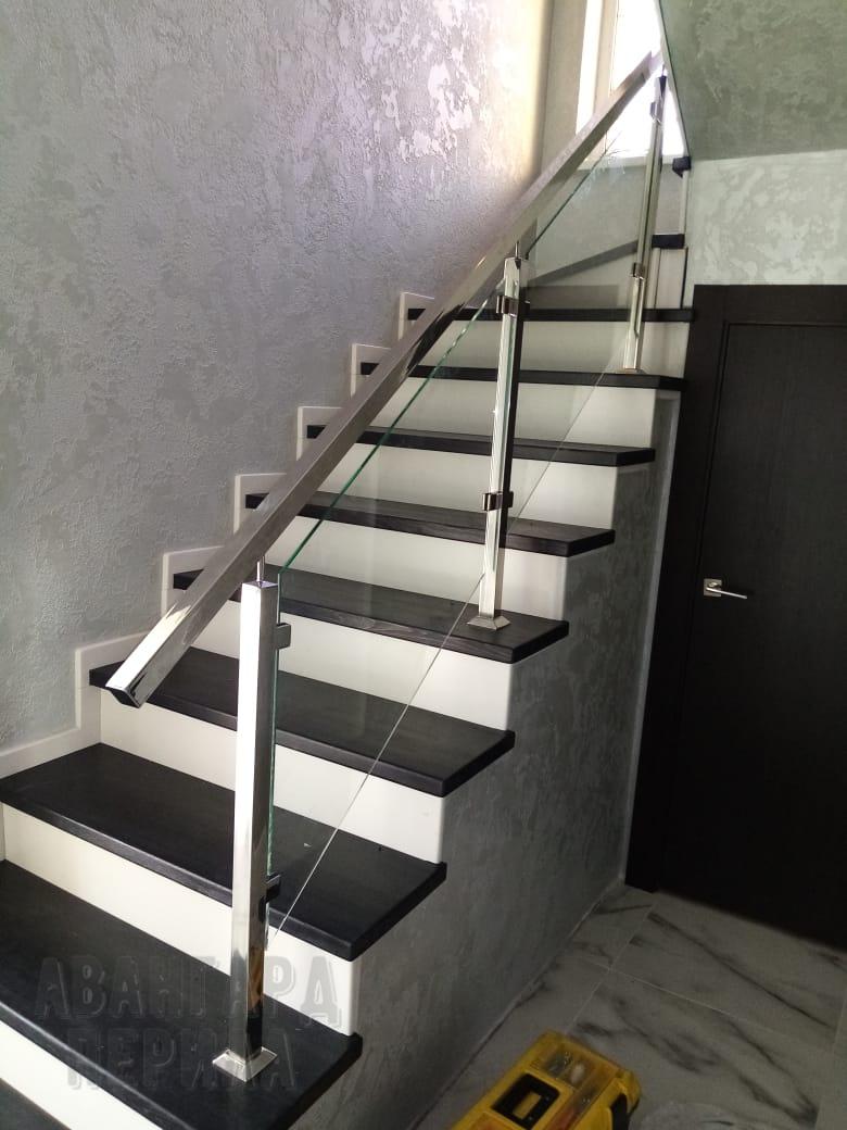 Перила со стеклом на стойках Перила со стеклом на стойках