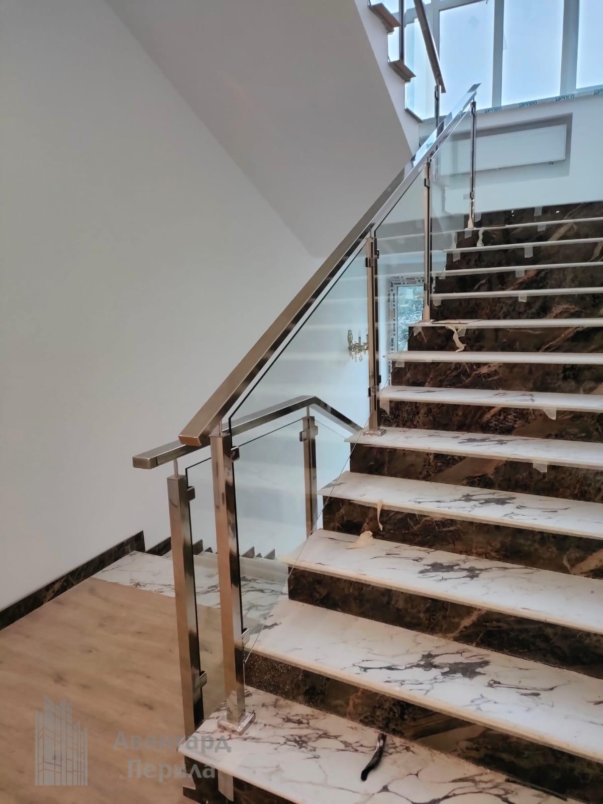 Перила со стеклом на стойках Перила со стеклом на стойках