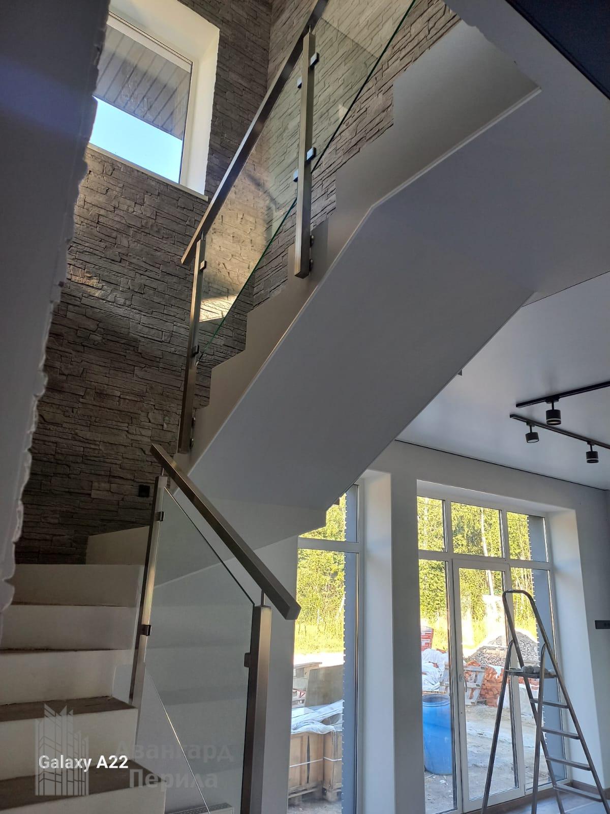 Перила со стеклом на стойках Перила со стеклом на стойках