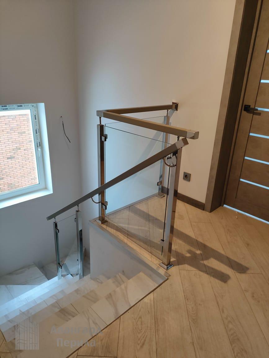 Перила со стеклом на стойках Перила со стеклом на стойках
