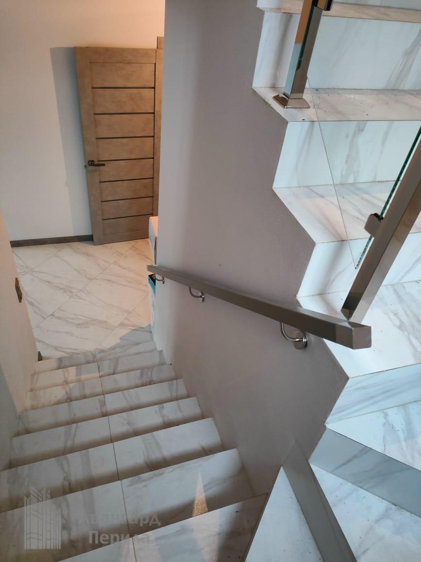 Деревянные пристенные поручни Деревянные пристенные поручни