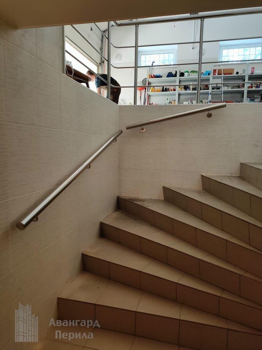 Пристенные поручни из нержавеющей стали Пристенные поручни из нержавеющей стали