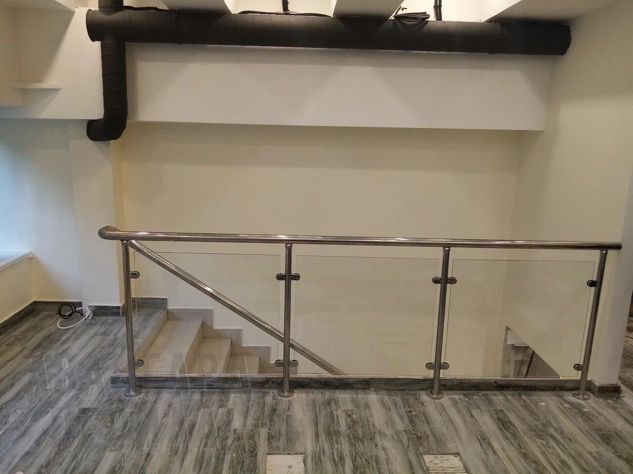 Перила со стеклом на стойках Перила со стеклом на стойках