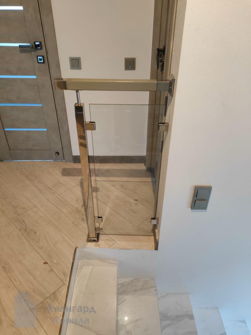 Перила со стеклом на стойках Перила со стеклом на стойках