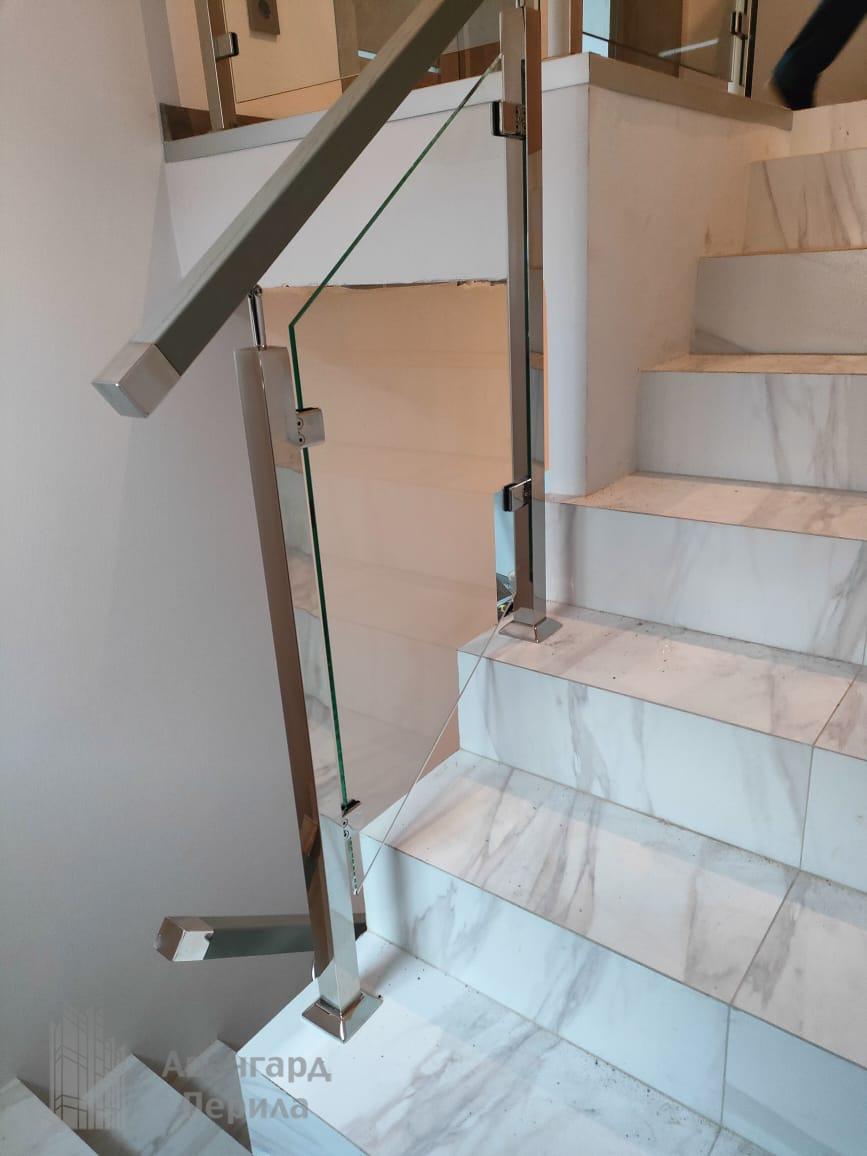 Перила со стеклом на стойках Перила со стеклом на стойках